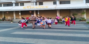 ดูแลการจราจรหน้าโรงเรียน